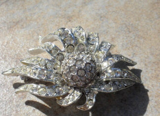 Srebrna broszka kwiat