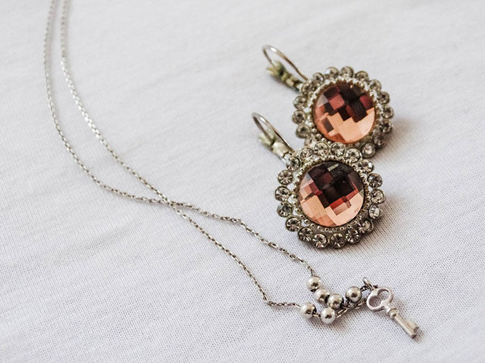 Czy wyroby ze stali chirurgicznej są tańsze od metali szlachetnych