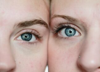 5 błędów, które niszczą naturalne rzęsy – Jak ich uniknąć? 5 błędów, które niszczą naturalne rzęsy - Jak ich uniknąć?