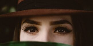 Czy sztuczne rzęsy mogą uszkodzić naturalne rzęsy? Jak temu zapobiec?