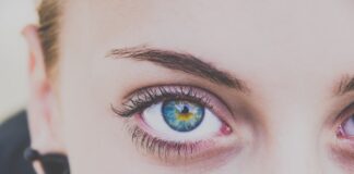 Jak prawidłowo aplikować sztuczne rzęsy krok po kroku?