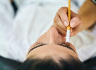 Jakie są różnice między rzęsami jedwabnymi, a innymi rodzajami przedłużanych rzęs?