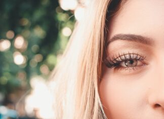 8. Jakie zabiegi kosmetyczne warto wykonywać, aby wzmocnić naturalne rzęsy?
