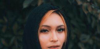 Jakie są sposoby na wykonanie makijażu, który podkreśli piękno rzęs w kępce