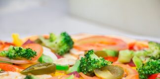 Jakie dodatki pasują do białej sukienki?